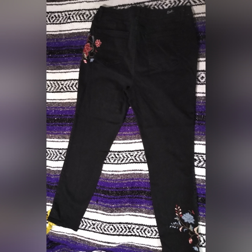 Earl Jeans Black Cropped Jeans with Floral Embroidery - Picture 2 of 5